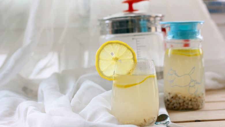 柠檬薏米水,9、放冰箱里冷藏一下。
