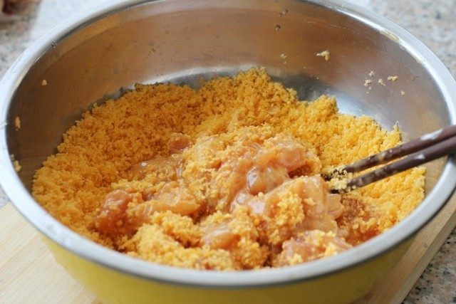 烤鸡米花,搅拌均匀之后，把鸡块在里面滚一下。
