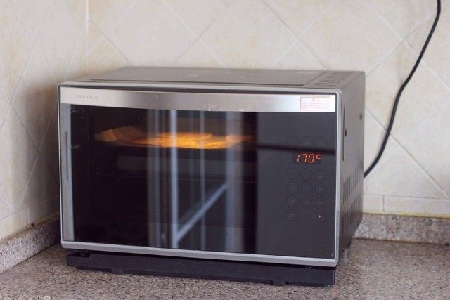 烤鸡米花,烤箱180度上下火预热。