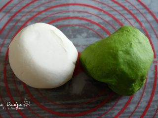 翡翠白玉饺子,揉成一个绿面团，
包上保鲜膜或者保鲜袋，
醒发20分钟。