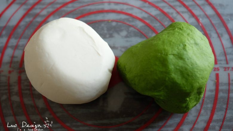 翡翠白玉饺子,揉成一个绿面团，
包上保鲜膜或者保鲜袋，
醒发20分钟。