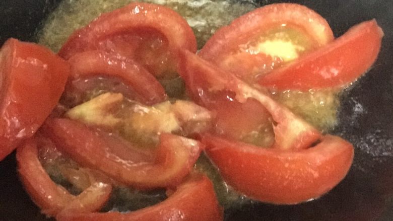 番茄蘑菇汤,倒入番茄，翻炒，炒出汁