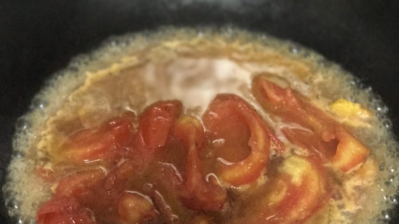 番茄蘑菇汤,炒出番茄汁后，加水煮开