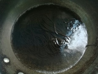 酸辣蕨根粉,蕨根粉放进开水锅里煮软。泡过的蕨根粉已经软了，稍微煮下没有硬心就好了。