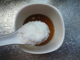 酸辣蕨根粉,调汁，陈醋3.5勺，生抽1勺，白糖2勺，搅拌均匀至糖融化。也可以根据自家口味调整。