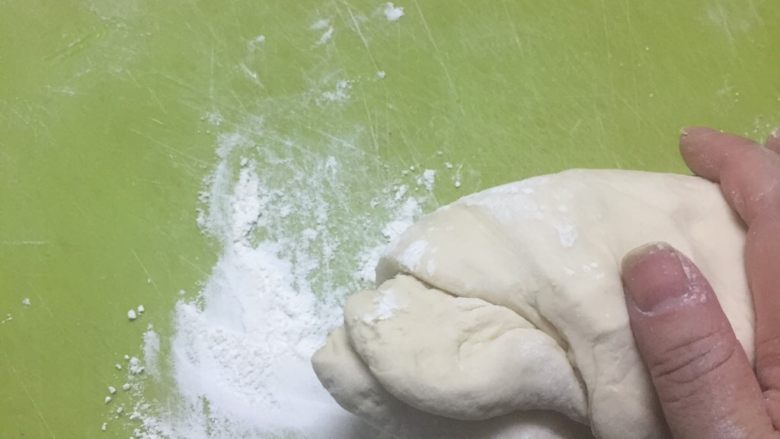 香菇素菜包,另加面粉若干(25g)，揉至面团切开无空洞。