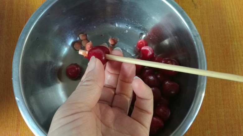 粉嫩樱桃卷,樱桃洗净去核。窍门：用一根稍微细一点的筷子由头向尾捅一下，核就出来了很简单。