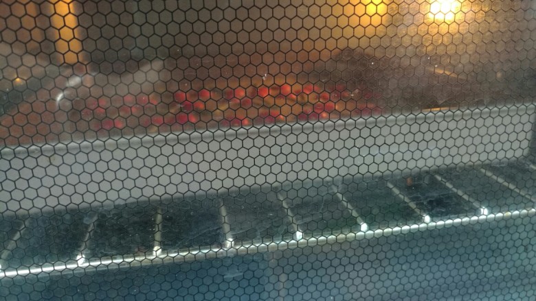 粉嫩樱桃卷,送入预热好的烤箱上下火170℃烤1分钟，出炉。