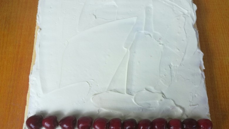 粉嫩樱桃卷,用抹刀平铺在蛋糕上，靠近身体一侧放上小樱桃。