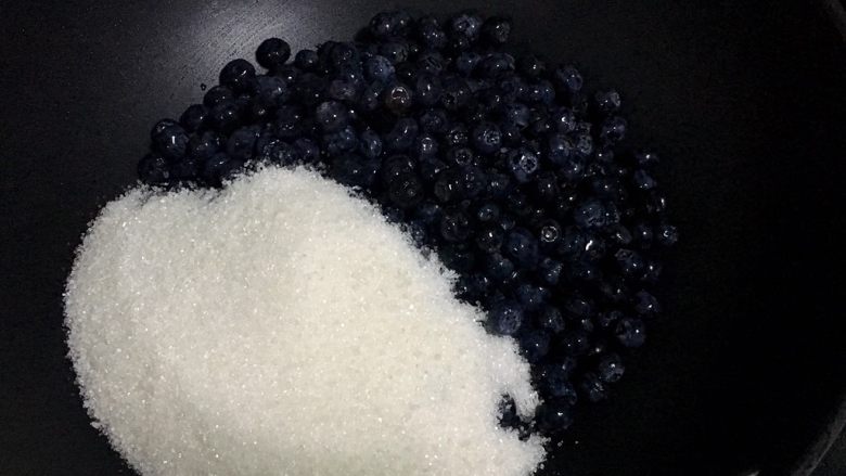 自制蓝莓酱,把蓝莓和糖倒入不粘锅里。