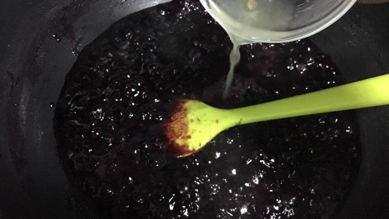 自制蓝莓酱,倒入柠檬汁，继续翻炒。