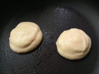 日式蘇芙蕾鬆餅soufflé pancake,小火預熱不粘平底鍋 抹上油 倒入適量麵糊 再倒入約1湯匙的水 蓋上鍋蓋 燜4-5分鐘