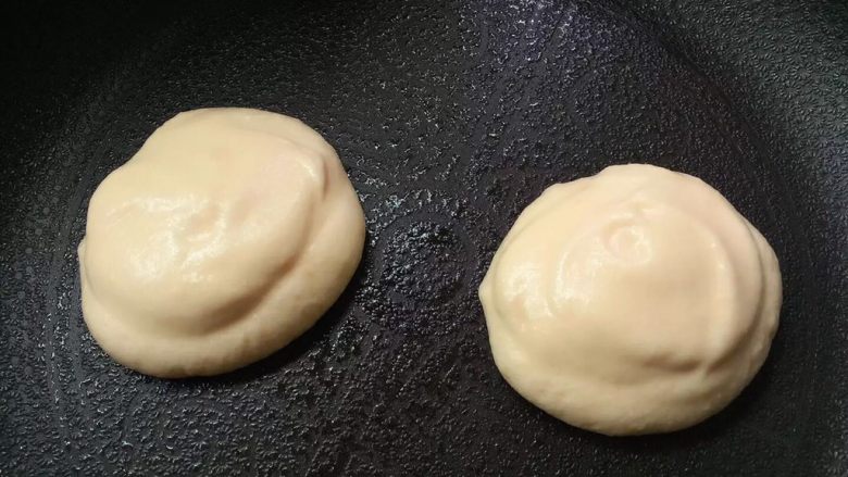 日式蘇芙蕾鬆餅soufflé pancake,小火預熱不粘平底鍋 抹上油 倒入適量麵糊 再倒入約1湯匙的水 蓋上鍋蓋 燜4-5分鐘