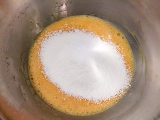 日式蘇芙蕾鬆餅soufflé pancake,低筋麵粉、泡打粉混合過篩 篩入蛋黃中 
