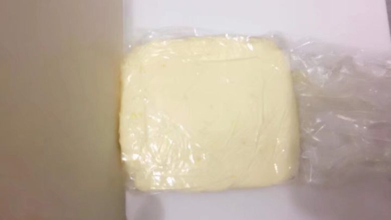 檸檬奶酪磅蛋糕,準備一張保鮮膜 將奶酪放入 可以用刮刀將四邊推平整理成厚約1cm的方形 送入冰箱冷藏3小時或以上