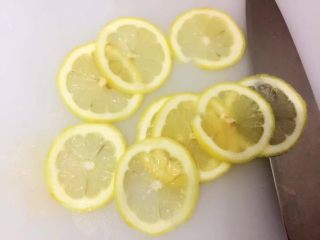 檸檬奶酪磅蛋糕,制作蜜漬檸檬片：將檸檬洗淨 切成約2mm厚的薄片（也可以用上面制作檸檬奶酪剩下的半個檸檬）