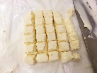 檸檬奶酪磅蛋糕,將冷藏的檸檬奶酪從冰箱取出切成約1x1cm大小的方塊 