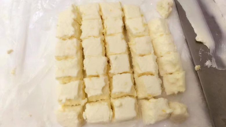 檸檬奶酪磅蛋糕,將冷藏的檸檬奶酪從冰箱取出切成約1x1cm大小的方塊 