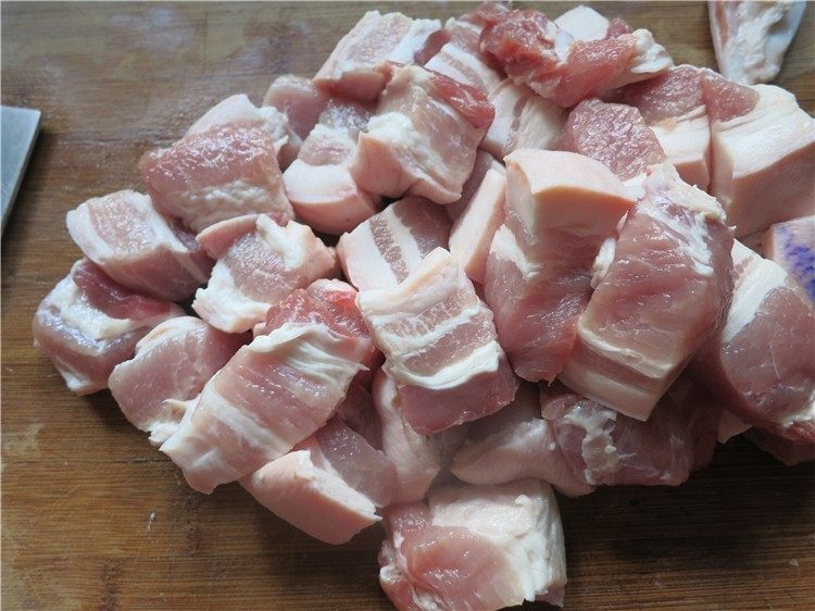 快速电锅版东坡肉,先将五花肉洗净切成2.5cm的方块