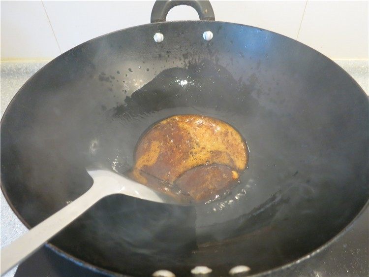 快速电锅版东坡肉,小火炒至糖融化