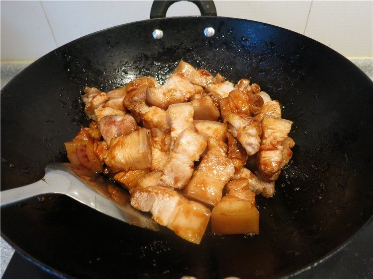 快速电锅版东坡肉,快速的将汆好的肉块放入翻炒，动作要快避免糊锅
