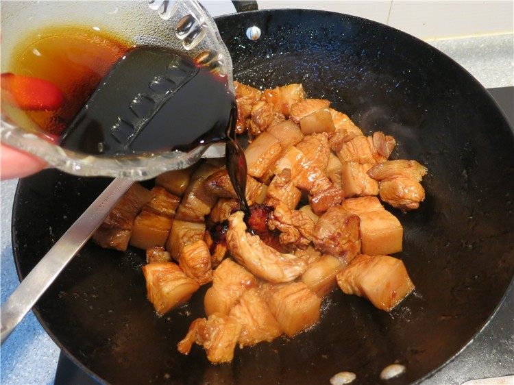 快速电锅版东坡肉,加入调好的老抽和鲜味酱油翻炒着色