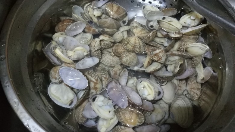丝瓜豆腐蛤蜊汤,放到水里搅动清洗，更彻底的去泥沙