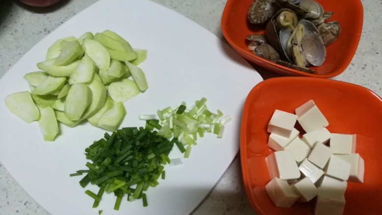 丝瓜豆腐蛤蜊汤,<a style='color:red;display:inline-block;' href='/shicai/ 57'>丝瓜</a>豆腐切片，葱段切碎，这是我一人食的量，食材量根据情况调整