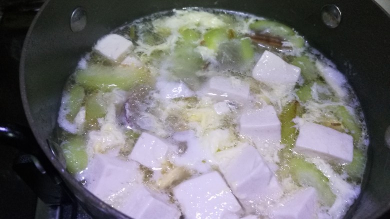 丝瓜豆腐蛤蜊汤,搅一个鸡蛋淋入汤中