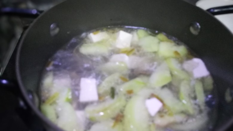 丝瓜豆腐蛤蜊汤,煮沸后小火稍煮一会逼出食材的香味