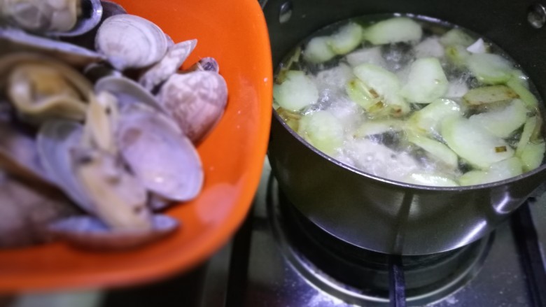 丝瓜豆腐蛤蜊汤,放入处理好的蛤蜊
