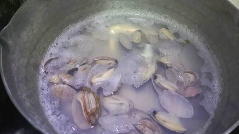 丝瓜豆腐蛤蜊汤,吐泥沙时间比较短就可以用煮开壳的方法，蛤蜊冷水下锅等水煮一有开口就立刻捞出