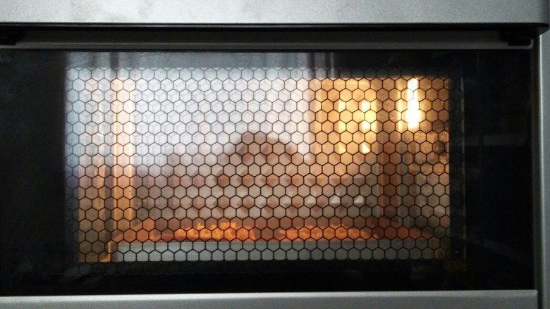 蒜香芝士面包片,烤箱上下火170烤10分钟