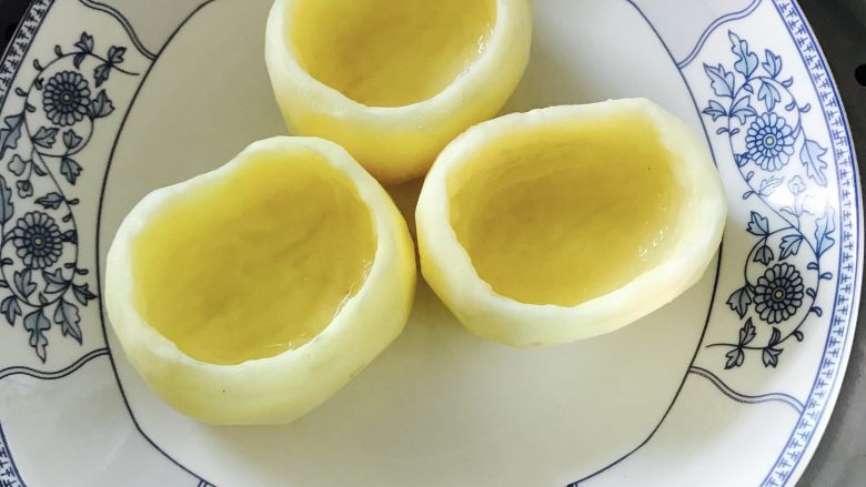 土豆鸡蛋盅,上锅蒸五分钟