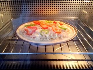 虾仁披萨,烤箱上下火180度预热后，将披萨盘放入烤箱中层，烘烤20分钟； 