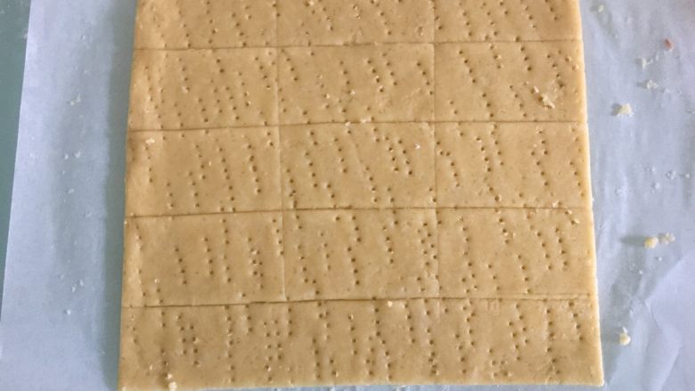 海苔咸味饼干,把面片切去不规则的边角，再切成长方形小块