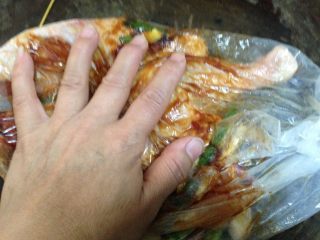 蜜汁叉烧烤鸡腿,用手开始给鸡肉按摩，使所有调料的滋味进入鸡肉，然后密封保存入冰箱腌制48小时（中途再按摩几次进味）