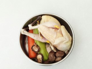 秘制烧鸡块,食材:老母鸡，胡萝卜，青辣椒，干香菇。
