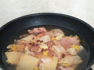 秘制烧鸡块,鸡肉斩块放入凉水中，花椒粒，姜片，煮开辍水。
