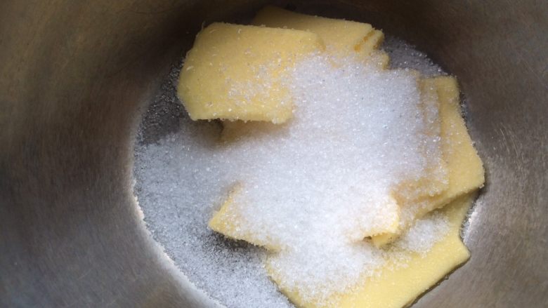 黑米年轮小卷饼干,软化好的黄油加入细砂糖用打蛋头先轻轻搅拌一下，避免打发时细砂糖喷到处都是。