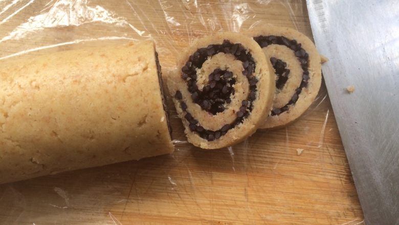 黑米年轮小卷饼干,冷冻好取出切成厚度一致的片状。
