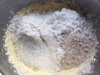 黑米年轮小卷饼干,加入低筋面粉，全麦面粉，玉米淀粉。