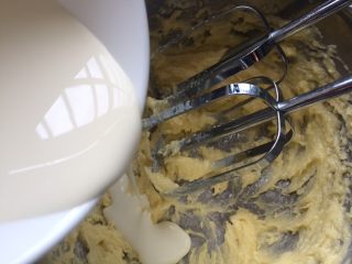 黑米年轮小卷饼干,把黄油跟细砂糖打发均匀后，淡奶油分多次加入黄油中打发，每一次都需要打发均匀再加下一次，以此类推。
