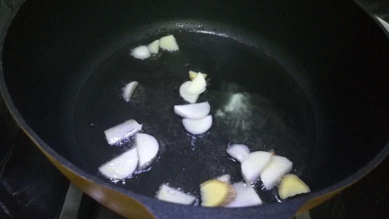 毛豆米炒肉丁,做坐锅上油放入蒜片和几片姜爆香