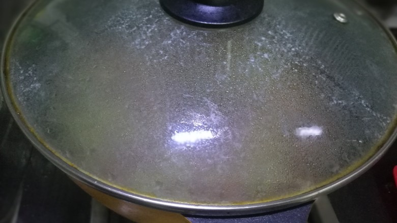 毛豆米炒肉丁,加盖煮沸转中小🔥煮几分钟（根据食材量）