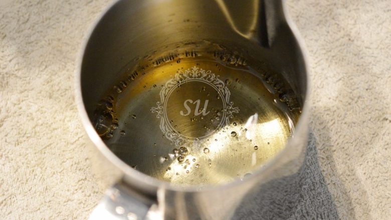 Fluff意式焦糖海盐马卡龙,煮好的糖浆微微发黄，一定要用温度计测量，糖水温度118℃时离火。分两次加入打发好的【步骤3】中。加入糖浆的过程中，打蛋器持续高速打发