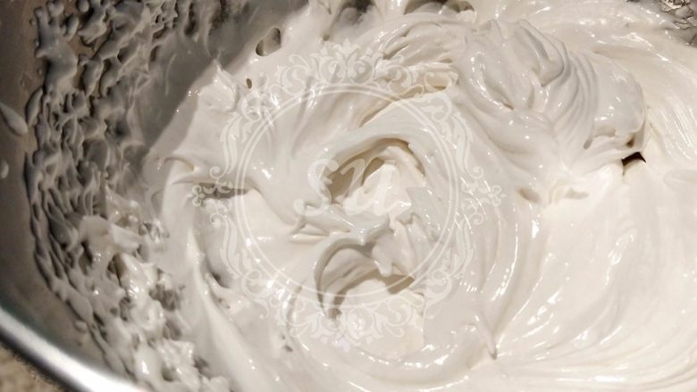 Fluff意式焦糖海盐马卡龙,蛋白霜呈现油漆般的光泽感，打蛋盆的温度降至手温时停止打发。覆盖保鲜膜放置一边备用