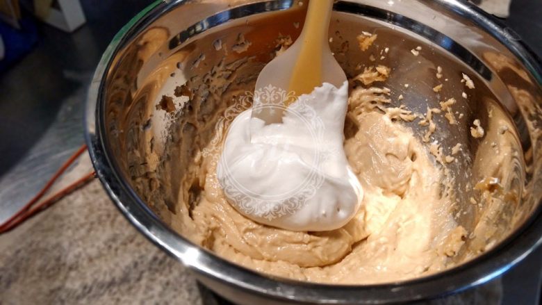 Fluff意式焦糖海盐马卡龙, 加入1/3打发好的意式蛋白霜，搅拌混合，第一次加入蛋白霜翻拌均匀