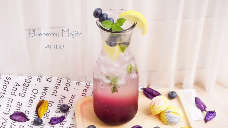 夏日藍莓mojito特飲,慢慢倒入蘇打水 加入藍莓、薄荷葉、檸檬做裝飾攪拌均勻即可