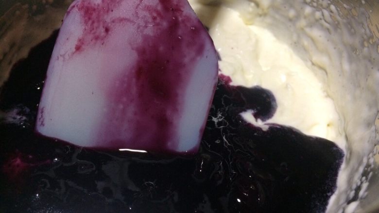 双莓慕斯蛋糕,淡奶油加入10克细砂糖打发至初见纹路，大概5-6分发，放入蓝莓果酱混合搅拌均匀成蓝莓慕斯液。